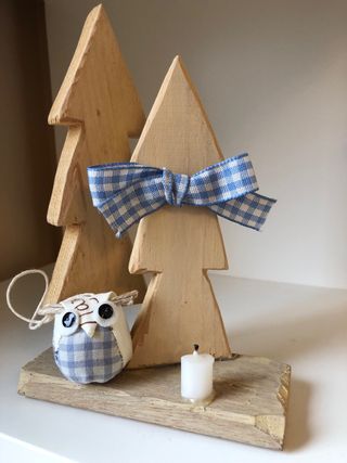 Alberelli in legno con candela e gufo