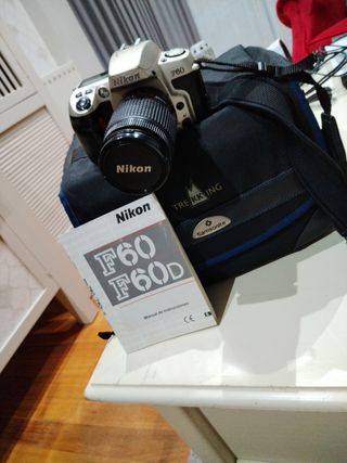 Cámara de otos retro con bolsa Nikon F60