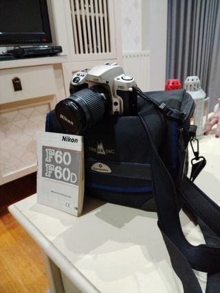 Cámara de otos retro con bolsa Nikon F60