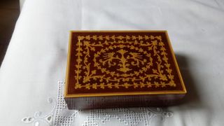 Cofanetto porta gioielli in legno con carillon