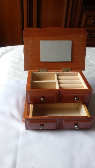 Cofanetto porta gioielli in legno con carillon