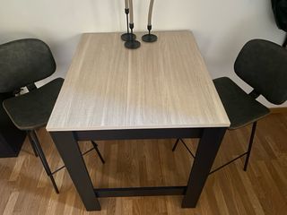 Mesa Alta Estilo Industrial y Taburetes