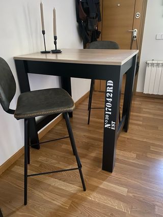 Mesa Alta Estilo Industrial y Taburetes