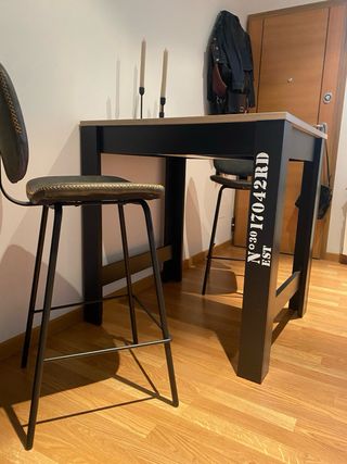 Mesa Alta Estilo Industrial y Taburetes