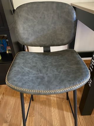 Mesa Alta Estilo Industrial y Taburetes