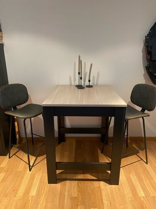 Mesa Alta Estilo Industrial y Taburetes