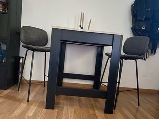 Mesa Alta Estilo Industrial y Taburetes