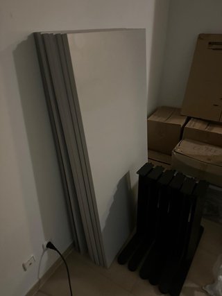 Mesas grises de escritorio y oficina nuevas