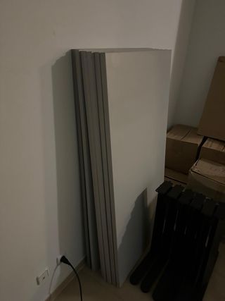 Mesas grises de escritorio y oficina nuevas