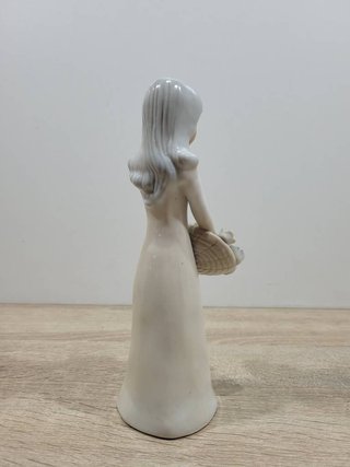 FIGURA DE NIÑA CON FLORES