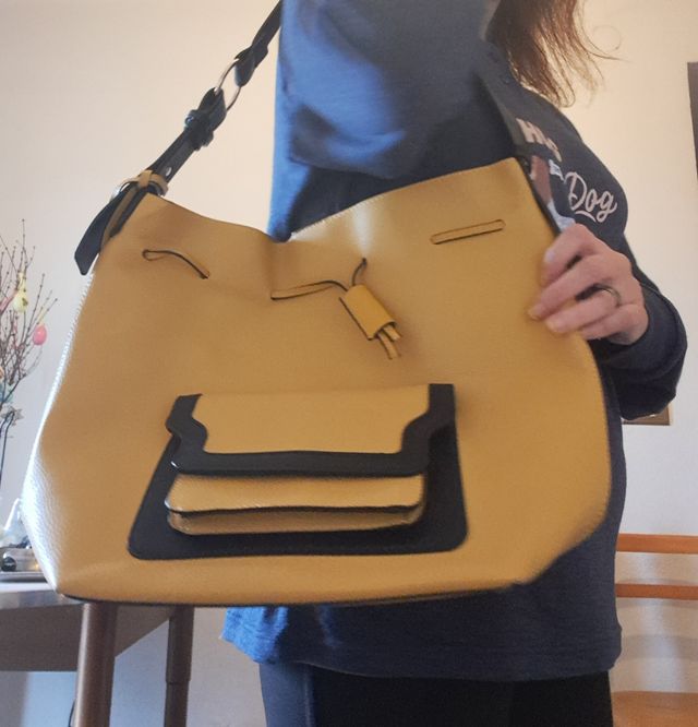 Borsa gialla e nera