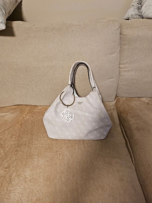 Chollo.  Regalo dia de la Madre. Bolso guess. Prec