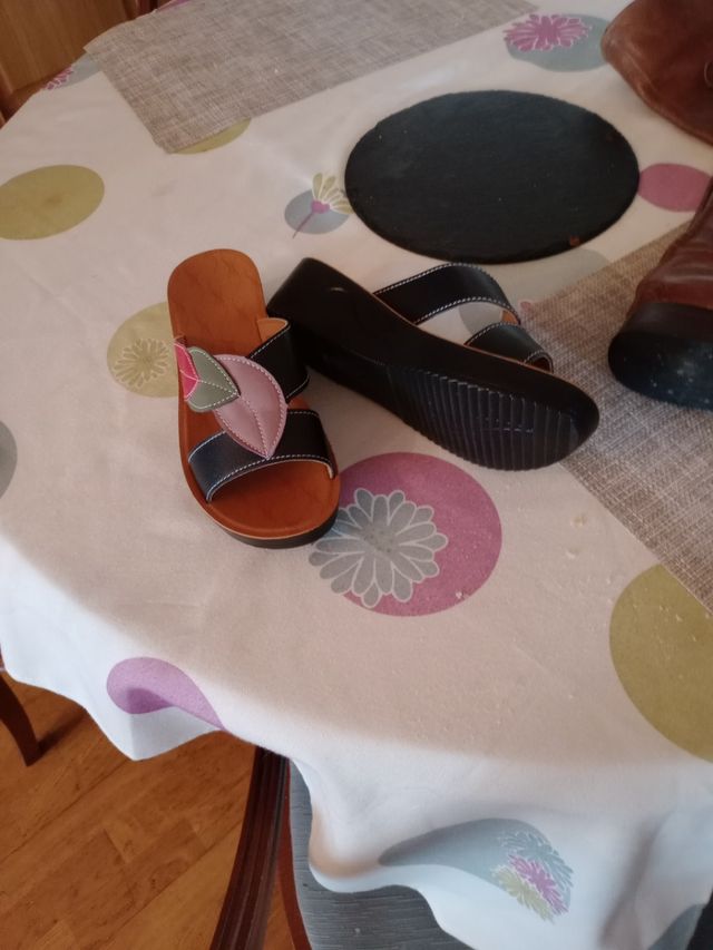 Sandalias sin estrenar y botas piel
