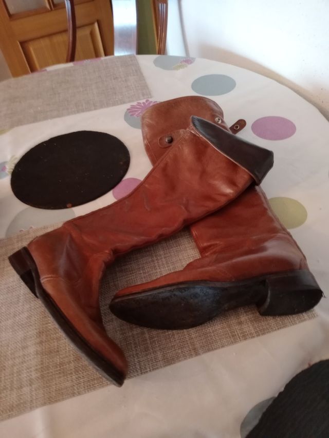 Sandalias sin estrenar y botas piel