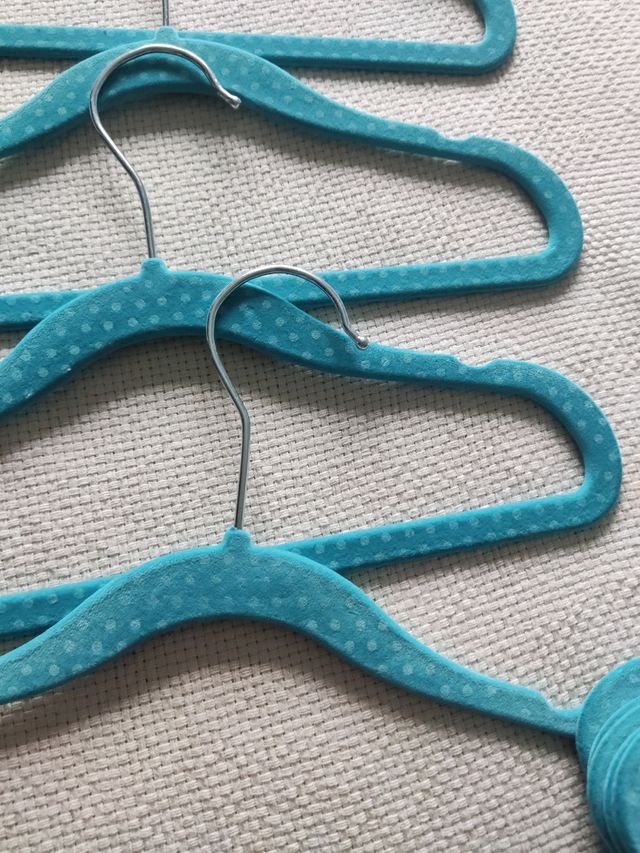 Lote de perchas infantiles 