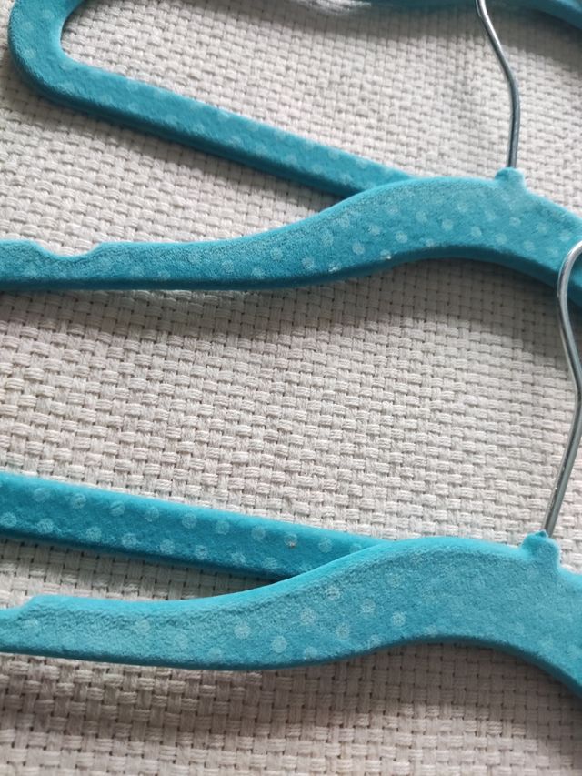 Lote de perchas infantiles 