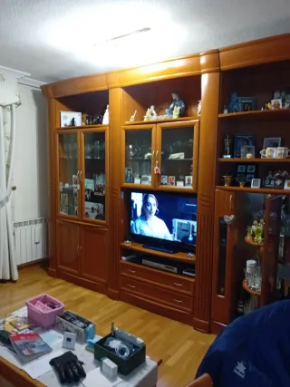 Mueble de salón con mesa y sillas