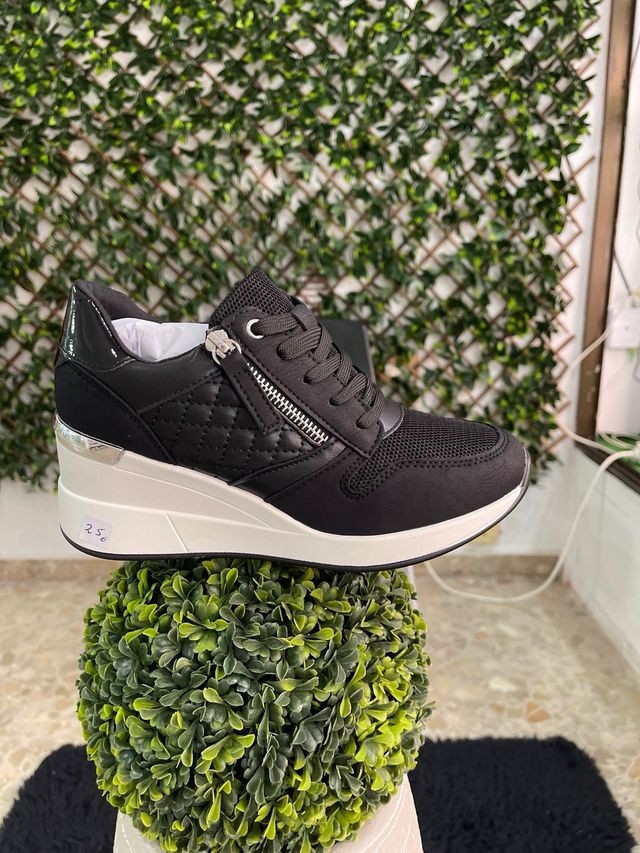 Deportivas negras 25€ tallas37,38,39,40,41