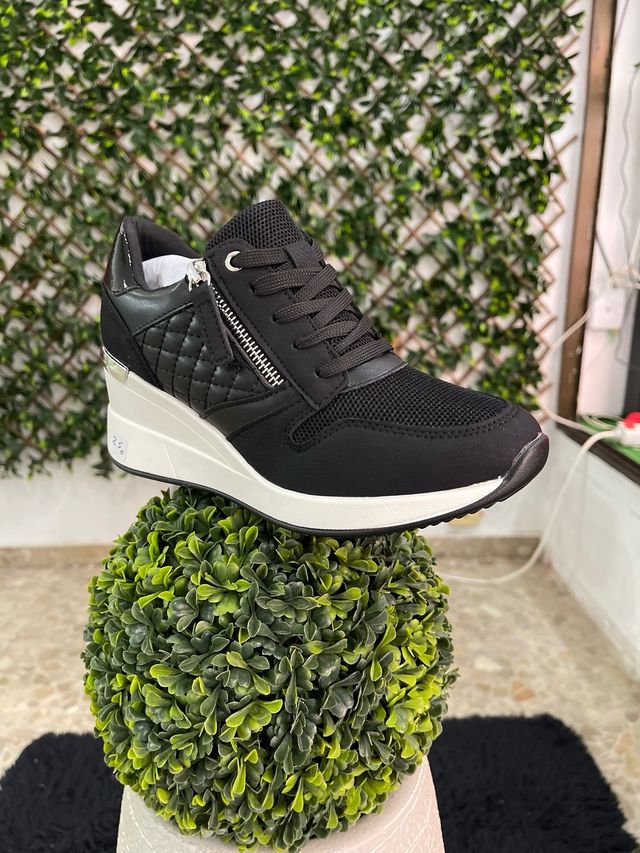 Deportivas negras 25€ tallas37,38,39,40,41