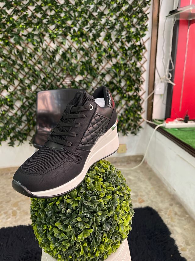 Deportivas negras 25€ tallas37,38,39,40,41