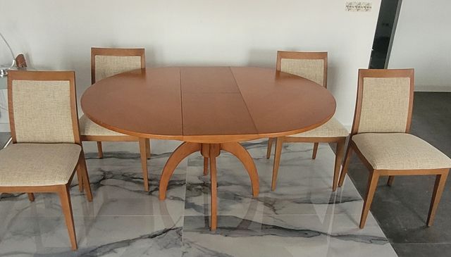 Mesa de comedor extensible y 2  sillas