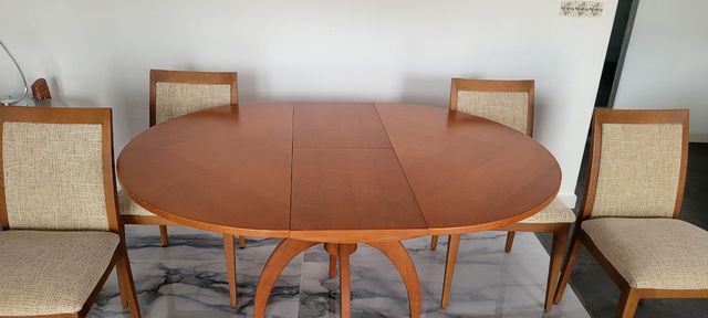 Mesa de comedor extensible y 2  sillas