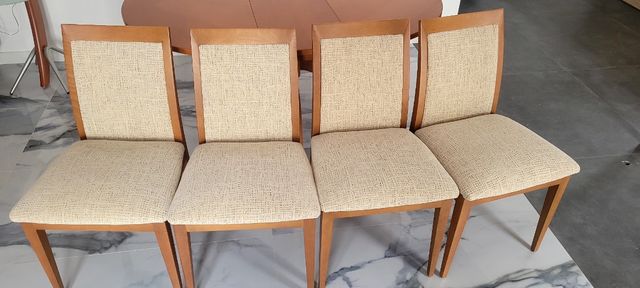 Mesa de comedor extensible y 2  sillas