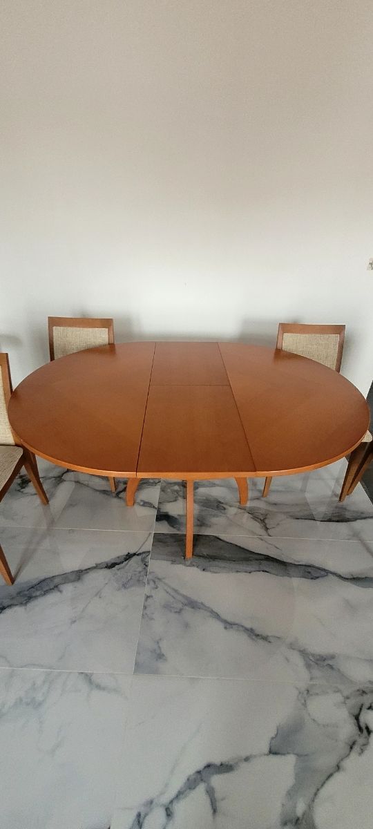 Mesa de comedor extensible y 2  sillas