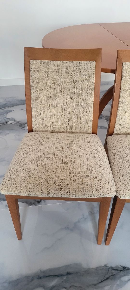 Mesa de comedor extensible y 2  sillas