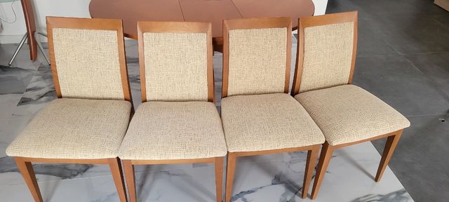 Mesa de comedor extensible y 2  sillas