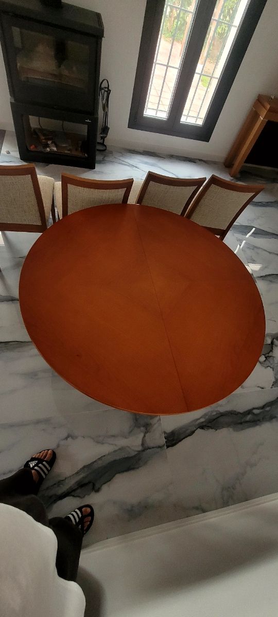 Mesa de comedor extensible y 2  sillas