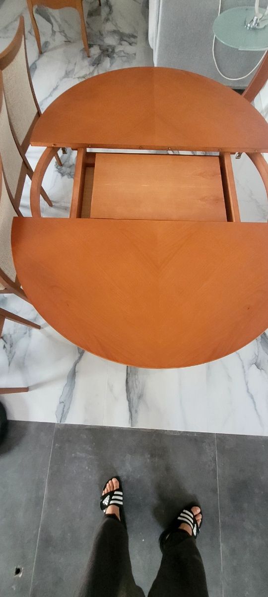 Mesa de comedor extensible y 2  sillas