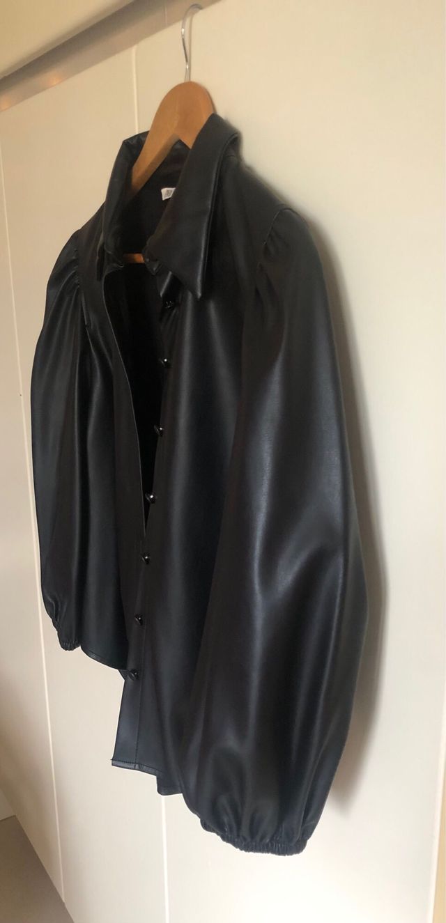 Zara SobreCamisa efecto piel