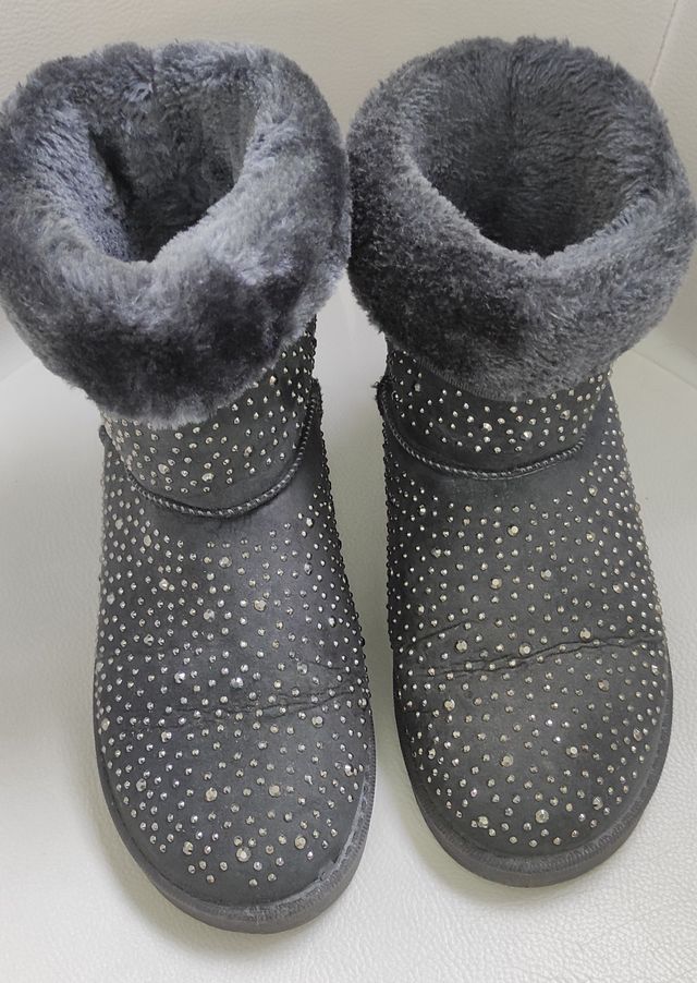 Botín nanuk gris con detalles metálicos