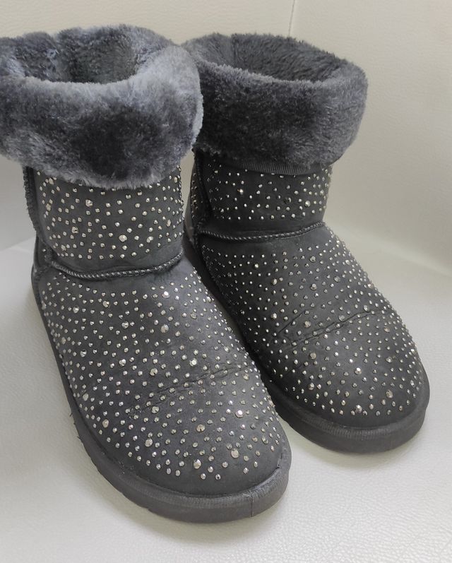 Botín nanuk gris con detalles metálicos