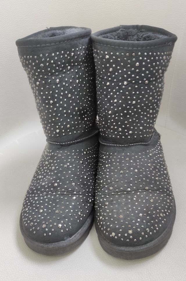 Botín nanuk gris con detalles metálicos