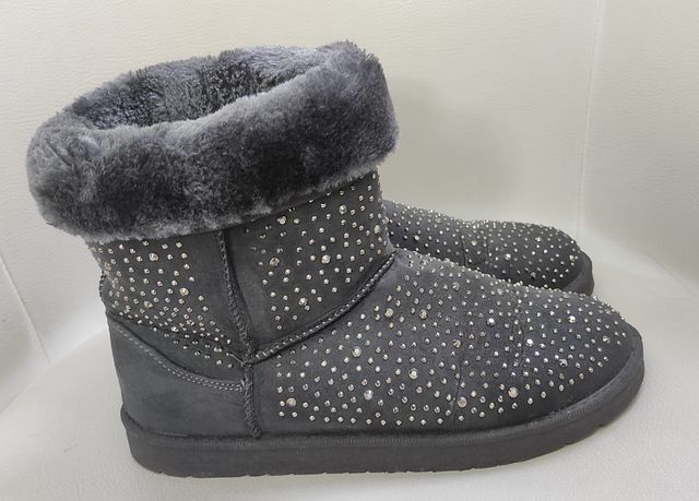 Botín nanuk gris con detalles metálicos