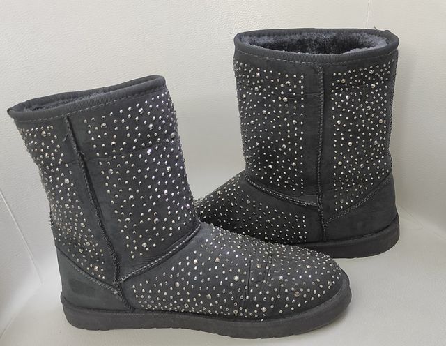 Botín nanuk gris con detalles metálicos