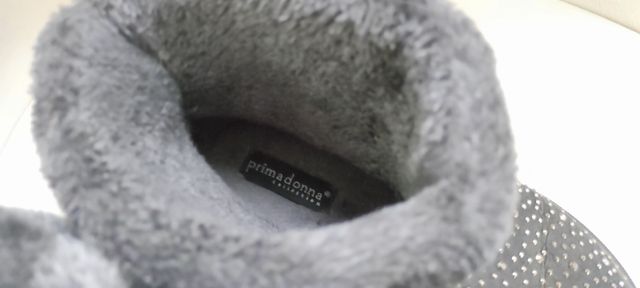 Botín nanuk gris con detalles metálicos