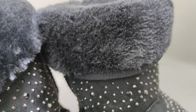 Botín nanuk gris con detalles metálicos