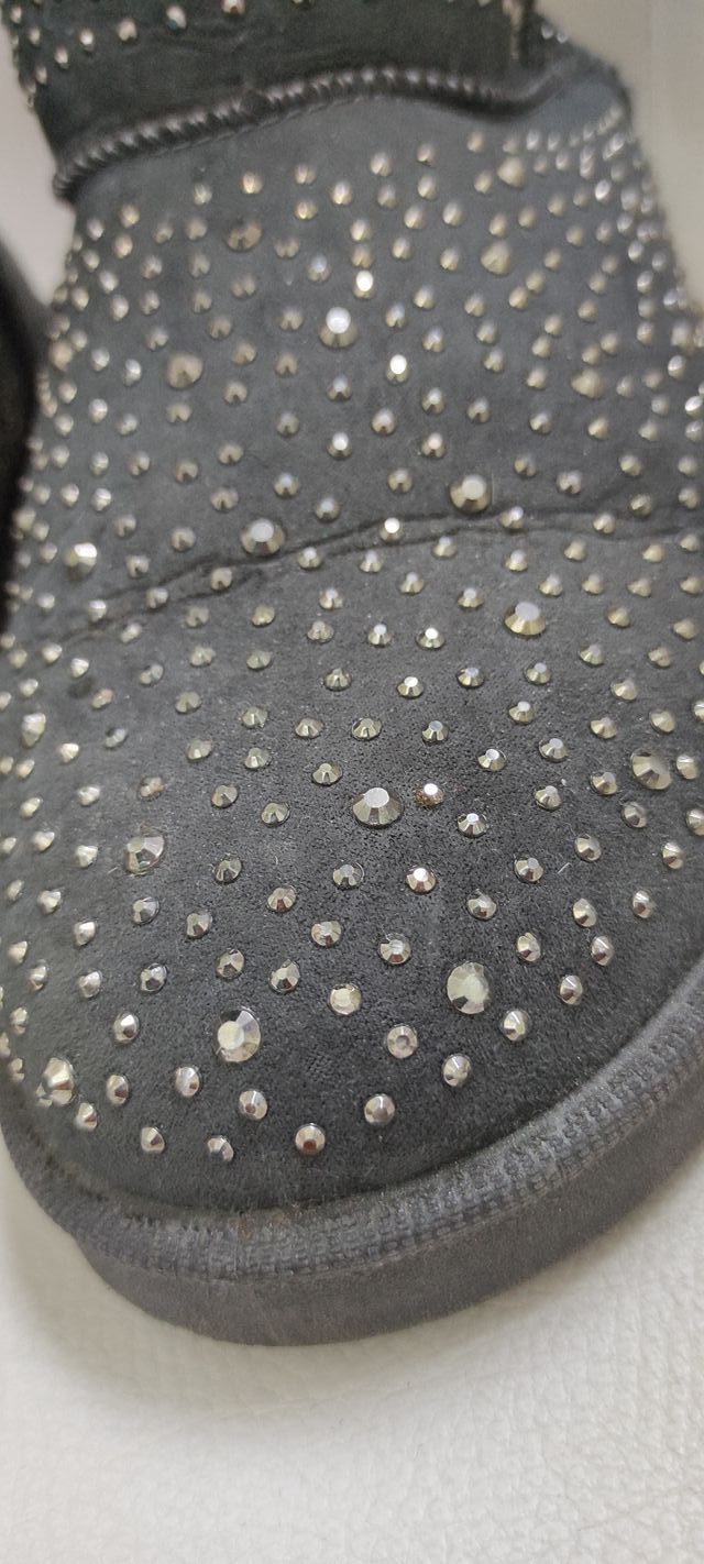 Botín nanuk gris con detalles metálicos