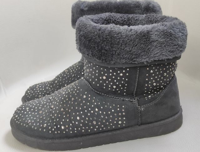 Botín nanuk gris con detalles metálicos