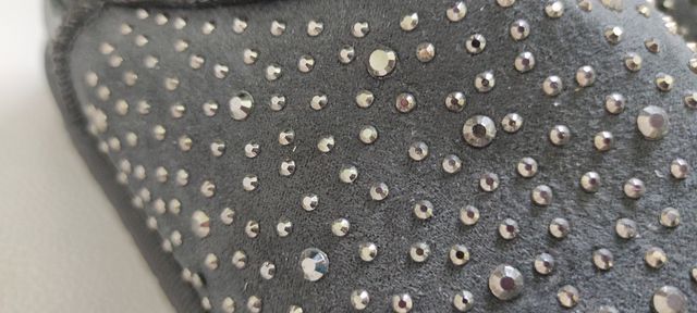 Botín nanuk gris con detalles metálicos