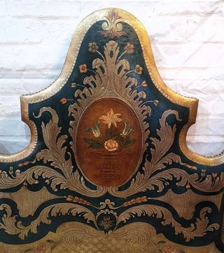 Cabecero en madera y piel decorada a mano