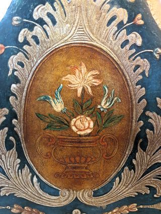 Cabecero en madera y piel decorada a mano