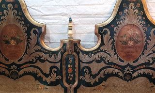 Cabecero en madera y piel decorada a mano