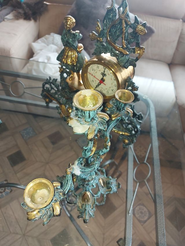 Reloj y candelabros de bronce