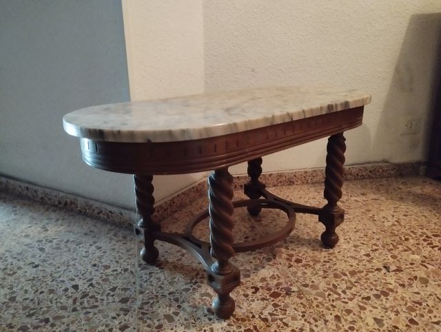 Mesilla de mármol y madera