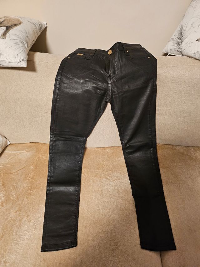 Un regalo! Pantalon encerado negro