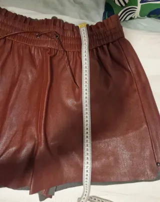 Bermuda efecto piel de Zara Marrón/Granate